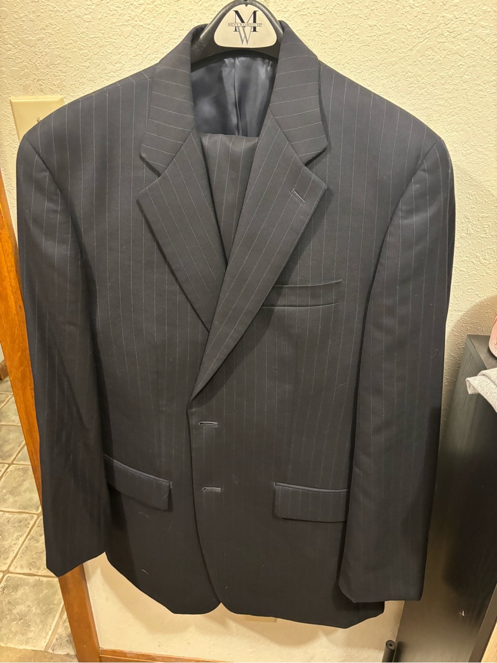 Ralph Lauren Men’s Navy Pinstripe 2 piece suit. 41R jacket/35R slacks. 100% Wool